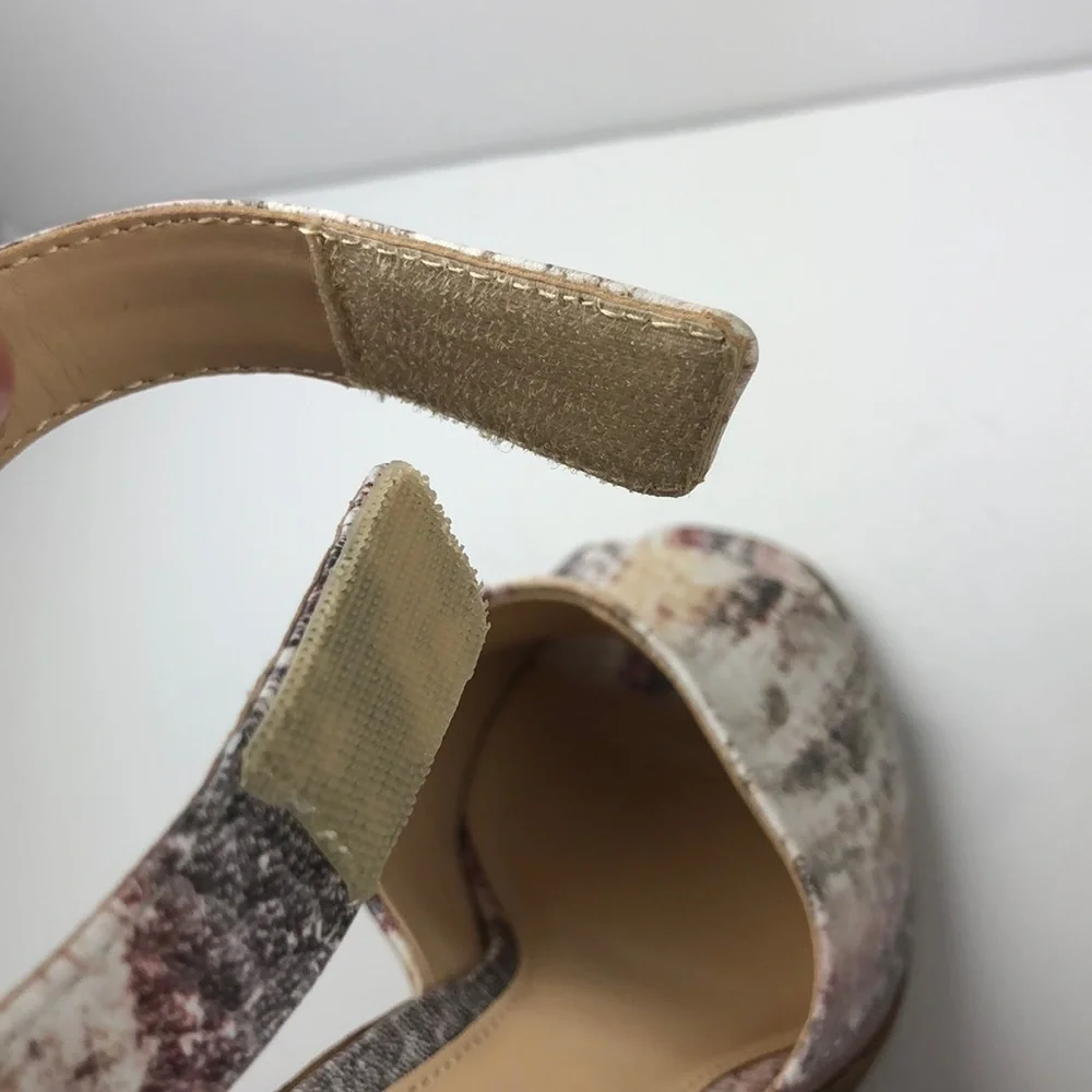 NEW Vince Camuto Deedriana Peep Toe Wedges 8